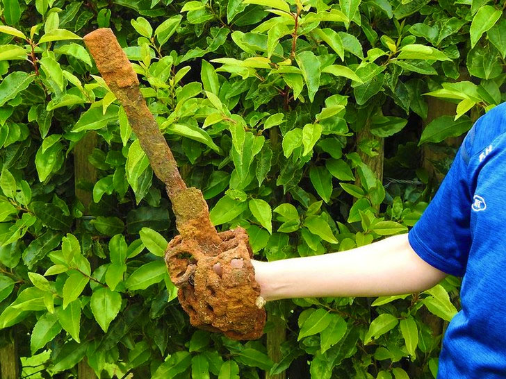 Десятирічний хлопчик знайшов меч XVII ст