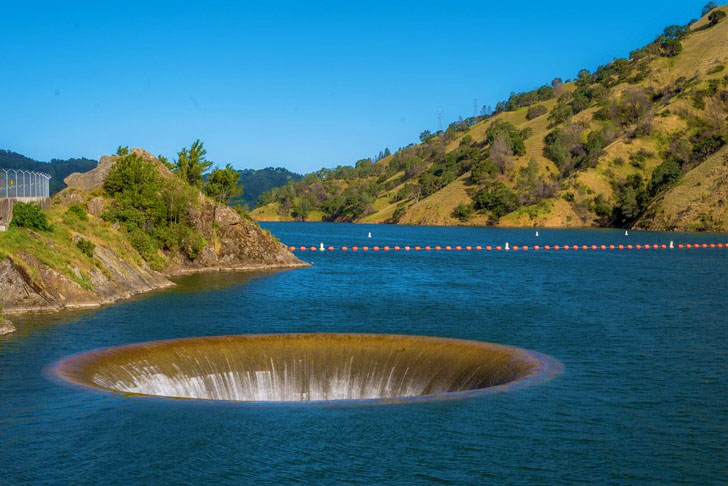 На озері в Каліфорнії виявили портал у пекло – 2