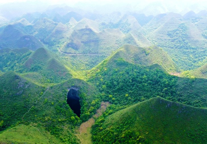 Китайські спелеологи відкрили 192-метрову вирву зі стародавнім лісом – 2