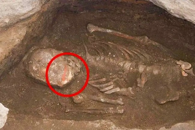 Археологи виявили, що жителі найбільшого стародавнього міста розфарбовували кістки своїх померлих