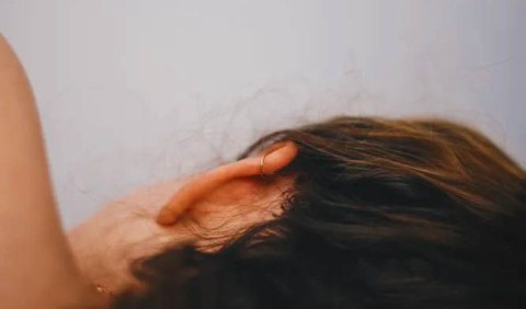 Чому не всі люди вміють ворушити вухами