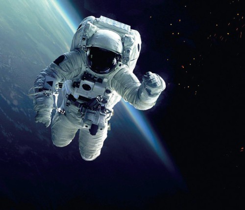 Космонавт у відкритому космічному просторі
