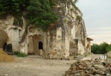 Лядовський скельний монастир