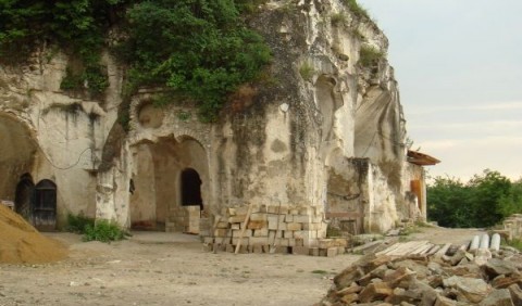 Лядовський скельний монастир