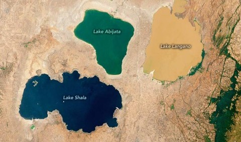 NASA показало три озера різного кольору показали із космосу