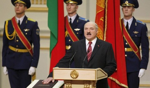 Цей день в історії: Олександр Лукашенко присягнув на вірність білорусам