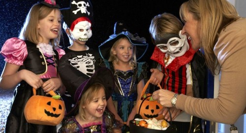 Під час Хелловіна діти перевдягаються в різноманітні костюми та збирають цукерки