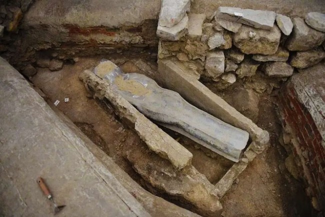 Під підлогою Нотр-Дам-де-Парі виявили саркофаг XIV століття