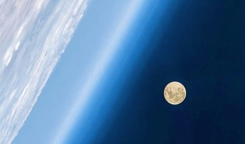 Тайконавти поділилися чудовими знімками Місяця та Землі з космосу 