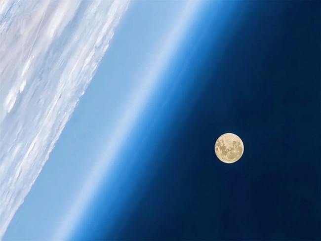 Тайконавти поділилися чудовими знімками Місяця та Землі з космосу