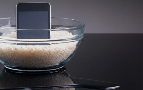 Рис може забрати надмірну вологу, яка залишається в телефоні