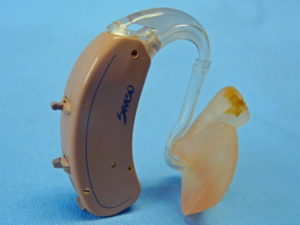 Widex Senso – програмований слуховий апарат. Його випустили у 1995 році, у тиражі був до 2000 року