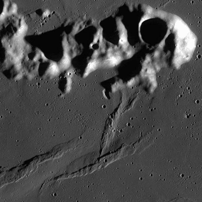 Зонд NASA сфотографував гірську формацію на Місяці – 2