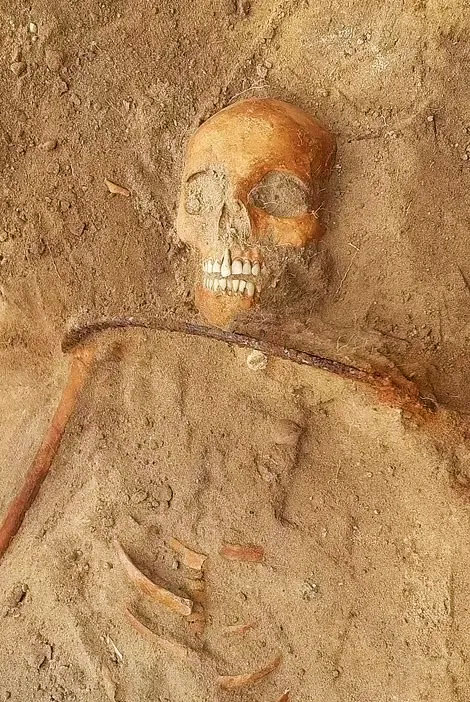 У Польщі знайшли давню могилу жінки-вампіра із серпом біля горла – 3