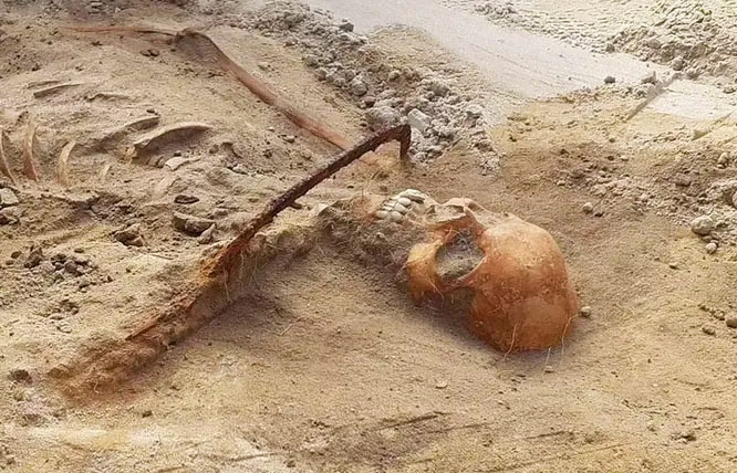 У Польщі знайшли давню могилу жінки-вампіра із серпом біля горла