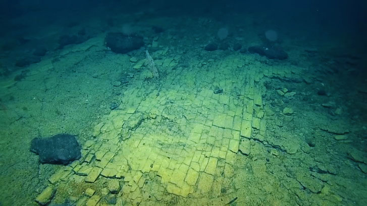 Вчені пояснили, звідки на дні Тихого океану взялася бруківка