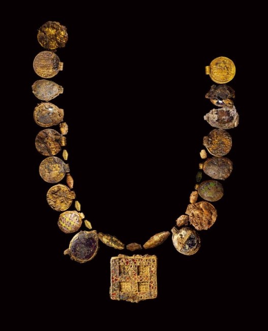 Археологи знайшли розкішне намисто багатої англійської дами VII ст – 2
