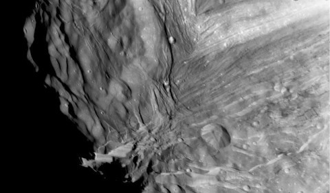 Астрономи визначили походження «пухової ковдри» на супутнику Урану