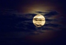 Чому над горизонтом Місяць здається великим, а над головою маленьким?