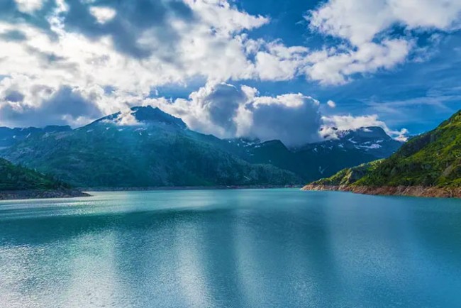 Гігантська водяна батарея в Швейцарських Альпах нарешті запрацювала – ось на що вона здатна
