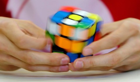 Як зібрати кубик Рубіка, не зламавши голову