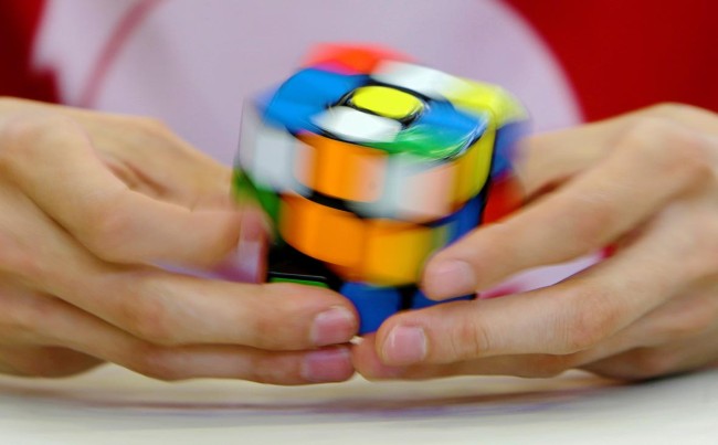 Як зібрати кубик Рубіка, не зламавши голову