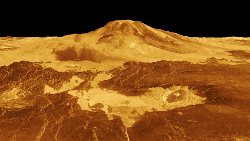 Венеріанський вулкан Маат Монс, показаний на знімку, зробленому на основі даних космічних апаратів НАСА Магеллан і радянського космічного апарату Венера, схоже, вивергався в 1990-х роках, поки Магеллан спостерігав за ним.