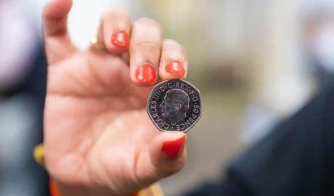 Перші монети із зображенням короля Чарльза III випустили у Великій Британії