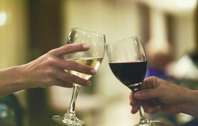 Помірні дози алкоголю можуть продовжити життя – міф чи науковий факт