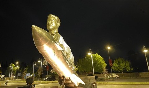 Шанувальники Ілона Маска зробили пам'ятник своєму кумиру за 600 тисяч доларів