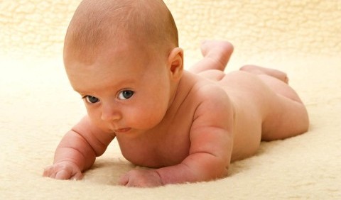 Скільки днів новонароджена дитина не повинна торкатися землі?