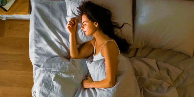 Сон на боці зменшує ризик захворювань Паркінсона та Альцгеймера