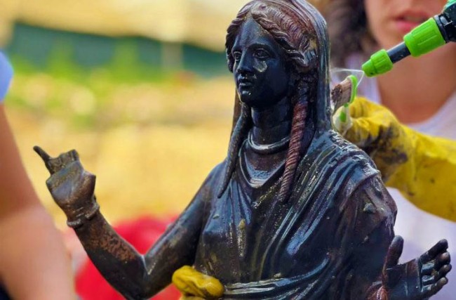 Вишукану колекцію стародавніх бронзових статуй знайдено в Тоскані