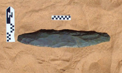 Археологи виявили величезне ручне рубило віком приблизно 200 тисяч років