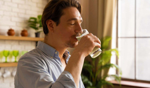 Погана звичка: чому не можна пити багато води під час їжі