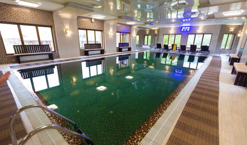 Чому варто обрати відпочинок в готелі з басейном