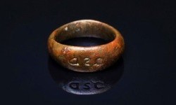 Хто подібний до Бога: подивіться на перстень епохи Меровінгів із рідкісним латинським написом