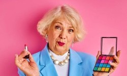 Які три вікові кольори губної помади привертають увагу до зморшок і лінії підборіддя у жінок, старших за 60