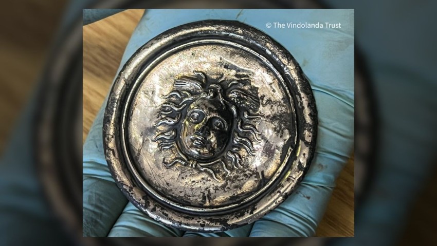 На римській фалері, або військовій медалі, зображена Медуза з двома крилами на голові.