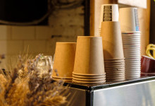 Використовуємо крафтові стакани як частину фірмового стилю