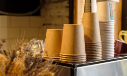 Використовуємо крафтові стакани як частину фірмового стилю