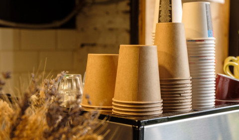 Використовуємо крафтові стакани як частину фірмового стилю