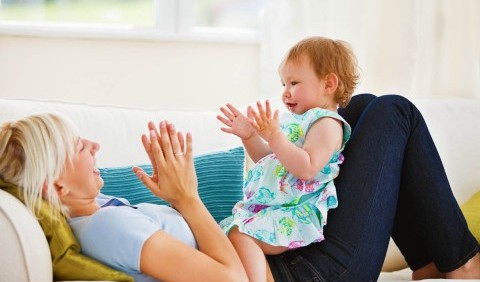 Зв'язок з малюком: Веселі та інтерактивні способи спілкування з 5-місячною дитиною