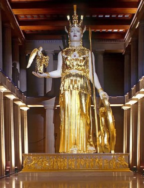 Золота статуя Афіни в Греції