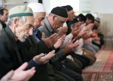 Мусульмани під час молитви в мечеті