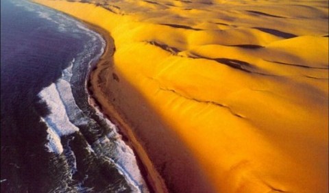 Унікальна пустеля Наміб з «Берегом Скелетів»