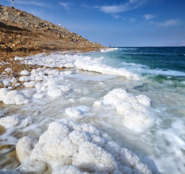 Поклади солі на березі Мертвого моря.