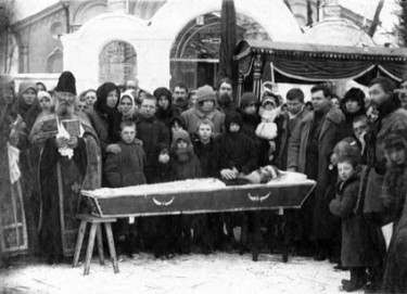 Прощання з покійником біля Свято-Миколаївської церкви.