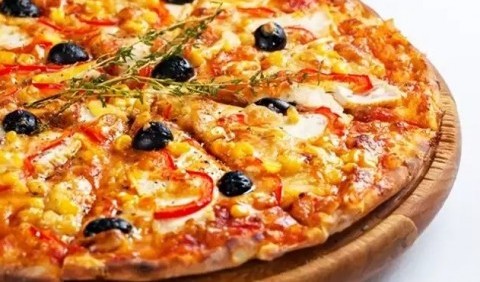 Піца з маслинами та салямі