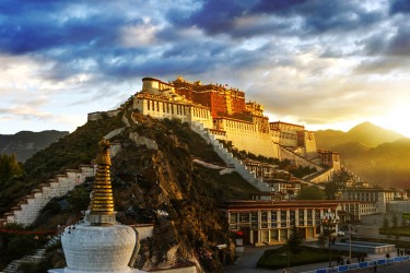 Серцем Лхаси є палац Потала, що був резиденцією далай-лами до вторгнення в незалежний Тибет військ Китайської Народної Республіки в 1959 р.
